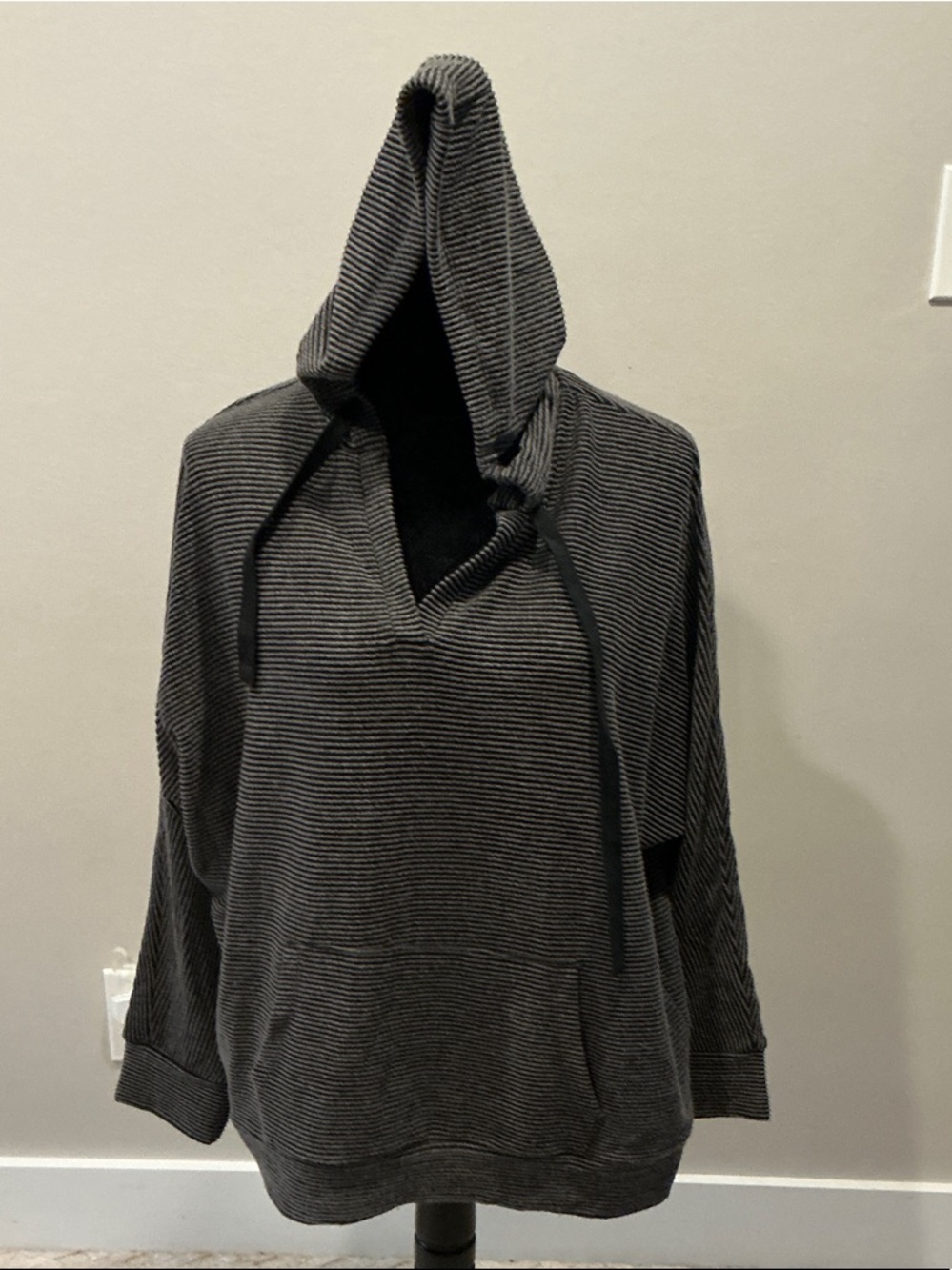 bobeau Ribbed Knit Hoodie Top in Charcoal Gray